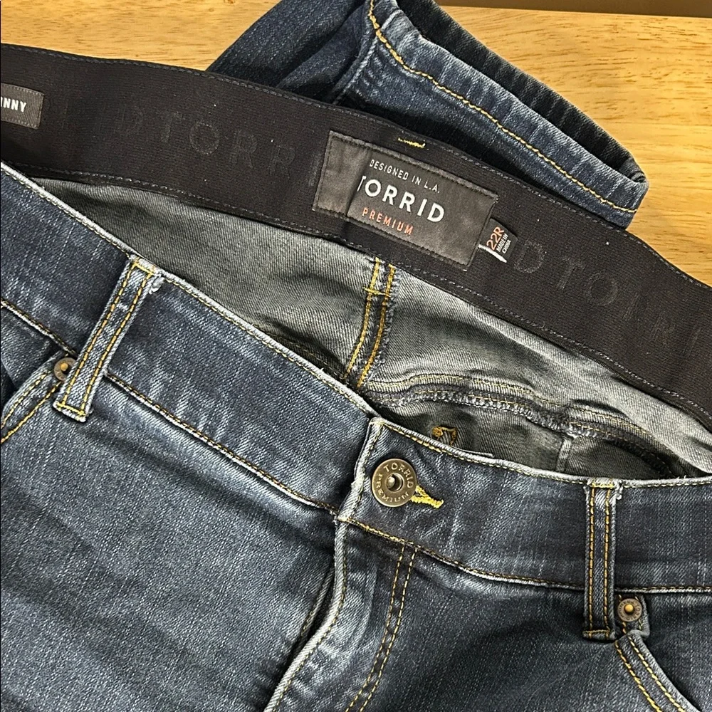 Torrid Women's Skinny Jeans in Dark Blue - Picture 2 of 9